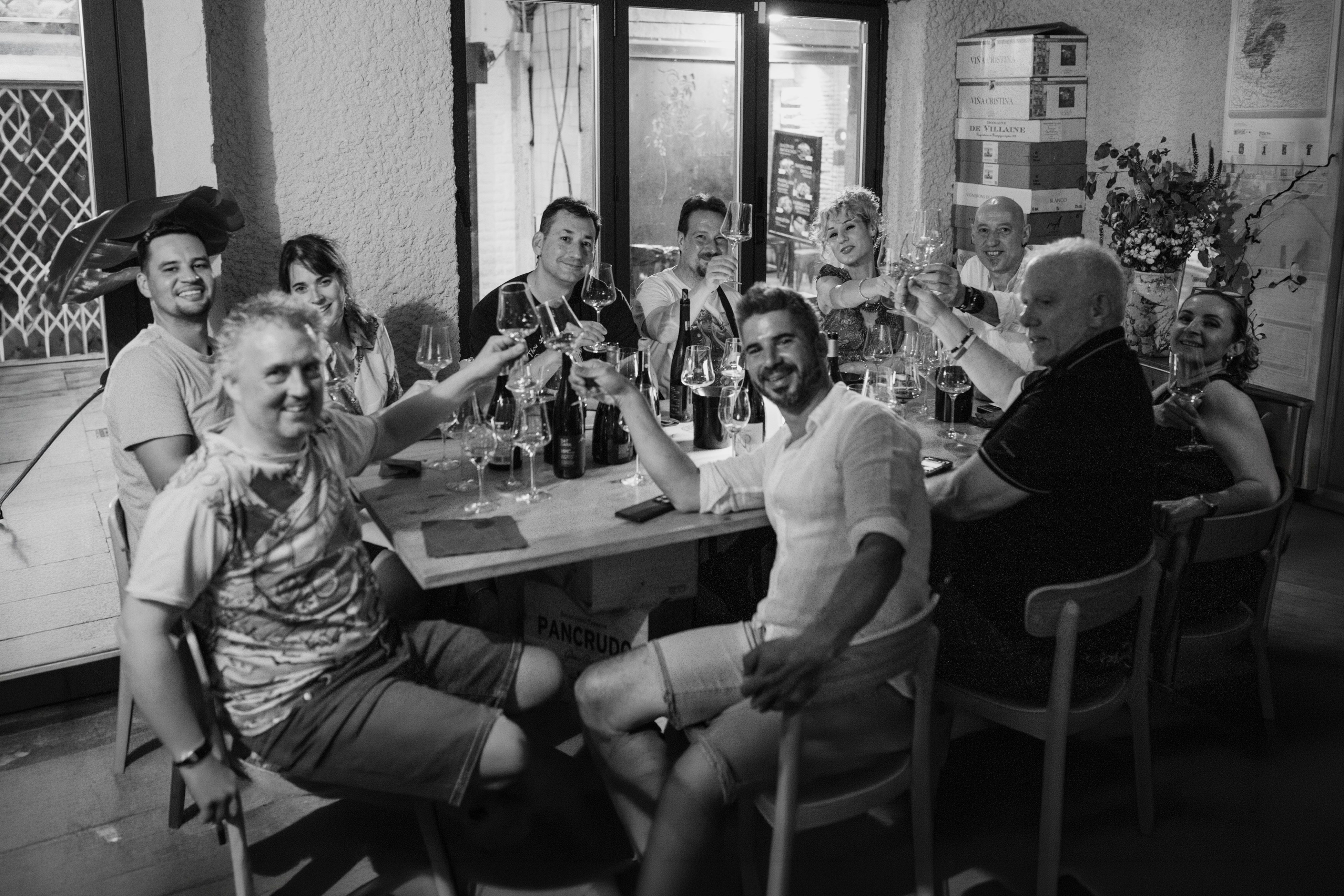 Grupo de comensales brindando con vino durante la Cena con el Enólogo en Roots Logroño